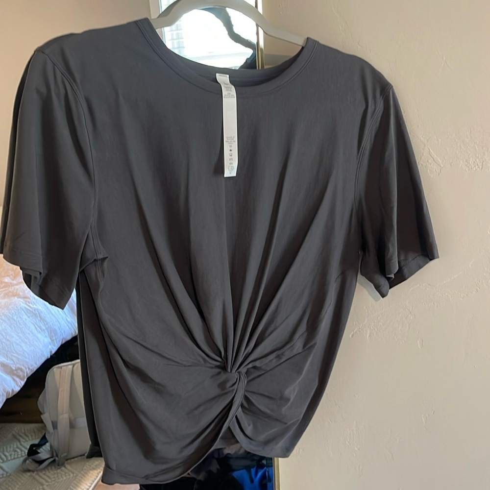 Lululemon size 8 twist shirt women’s